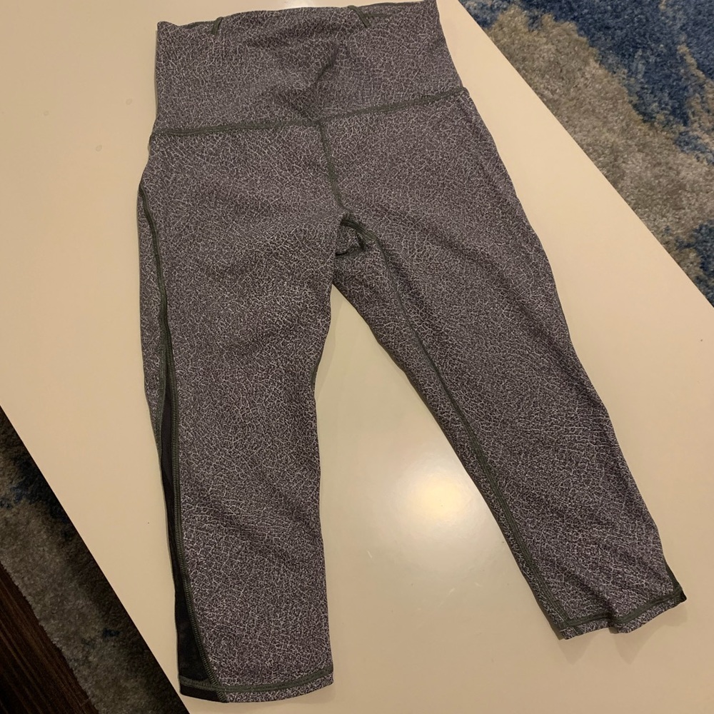 Lulemon mid rise 21” patterned leggings